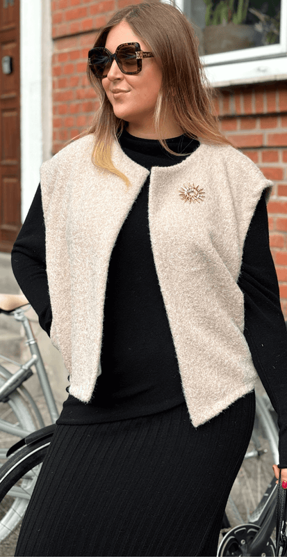 Melvine – Strikket Kjolesæt med Vest