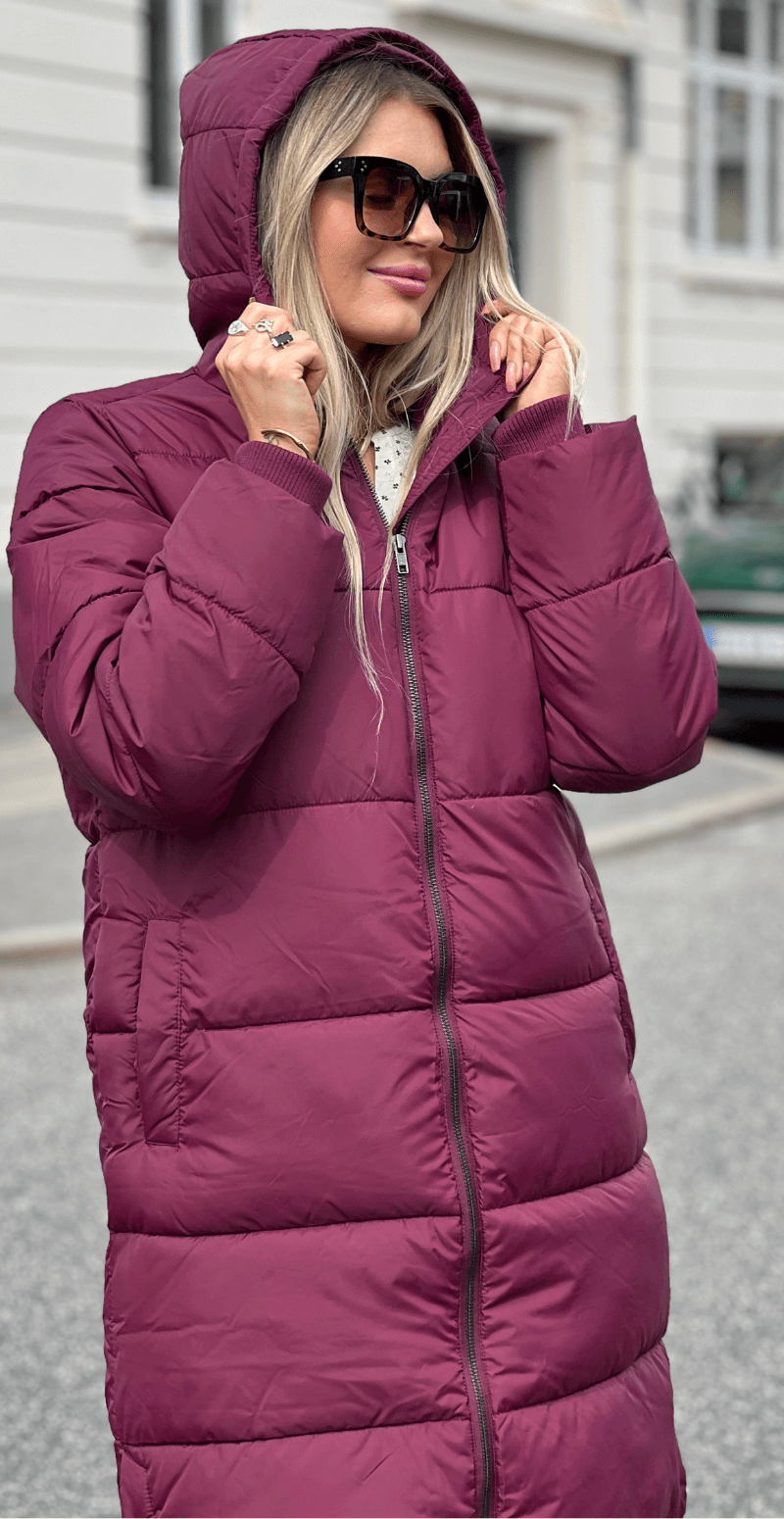 Liv – Lang Vinrød Vinterfrakke