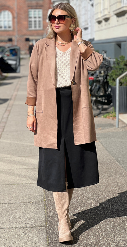Maren – Kort Frakke i Elegant Ruskindslook