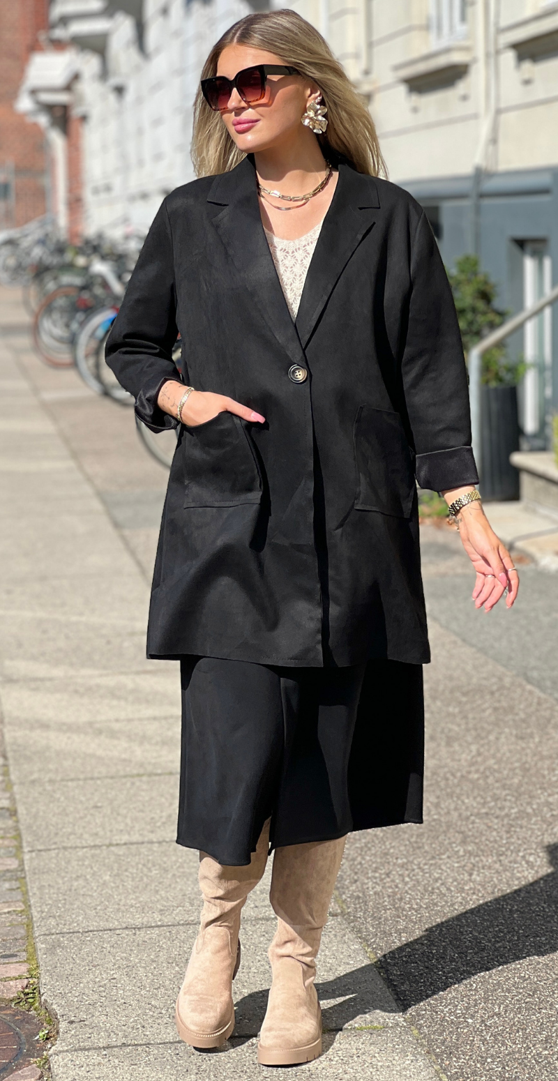 Maren – Kort Frakke i Elegant Ruskindslook