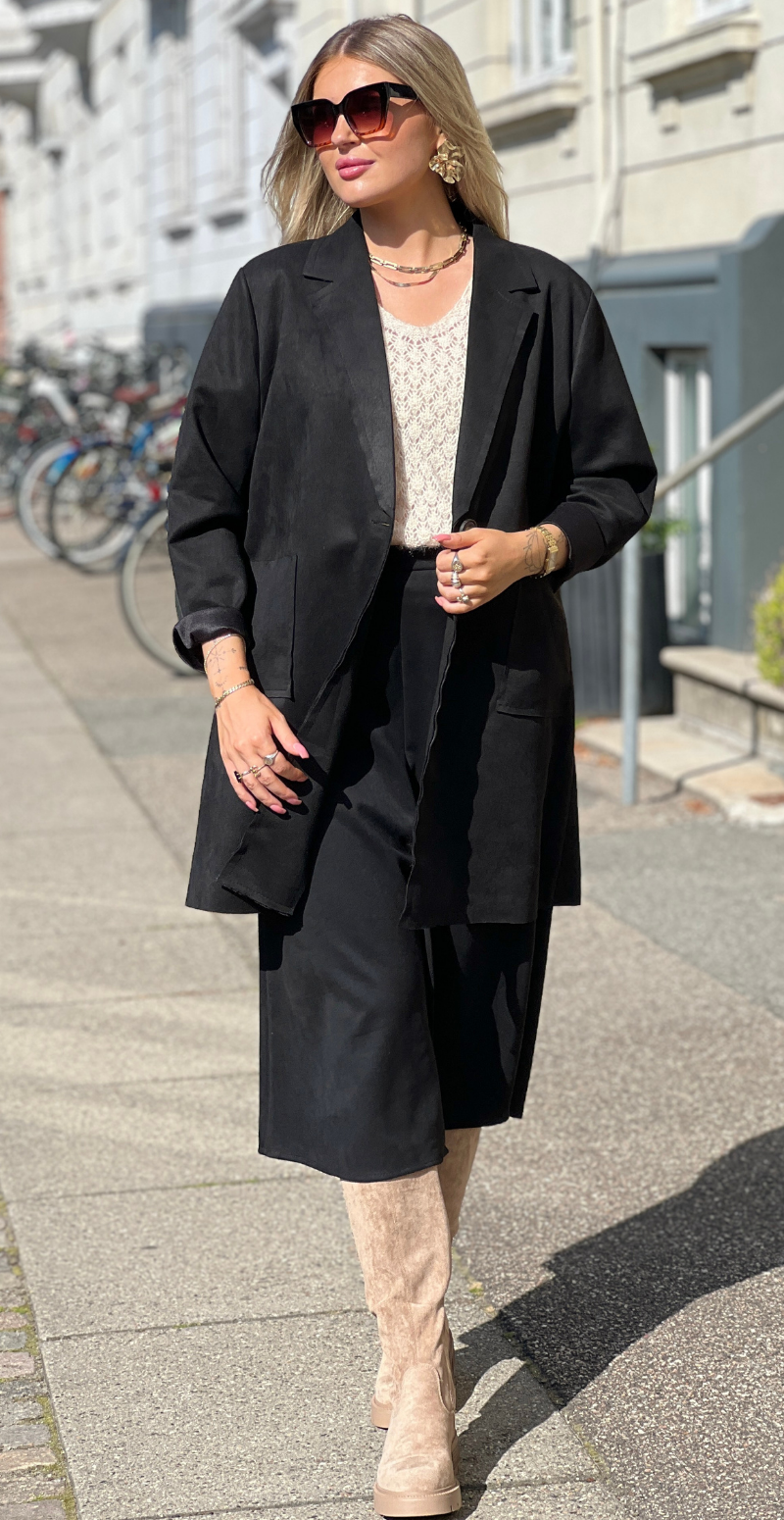 Maren – Kort Frakke i Elegant Ruskindslook