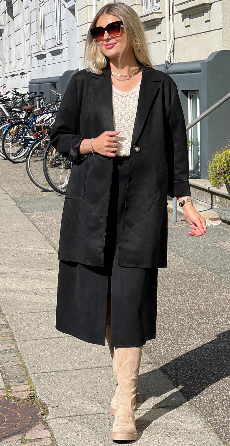 Maren – Kort Frakke i Elegant Ruskindslook
