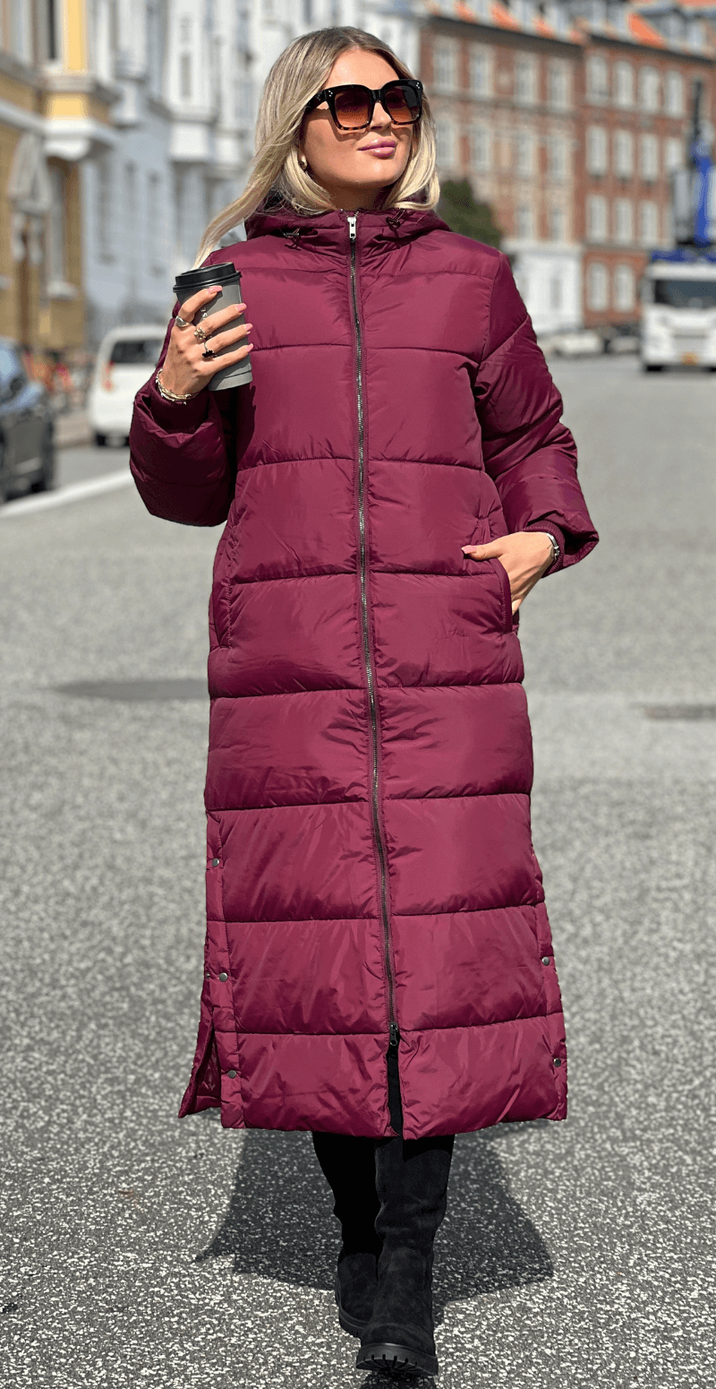 Liv – Lang Vinrød Vinterfrakke