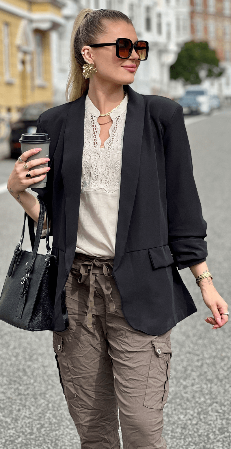 Amalie – Let Sort Blazer med Afslappet Pasform