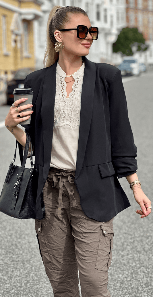 Amalie – Let Sort Blazer med Afslappet Pasform