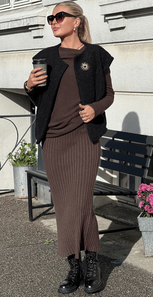 Melvine – Strikket Kjolesæt med Vest