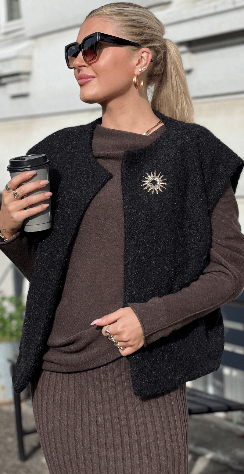 Melvine – Strikket Kjolesæt med Vest