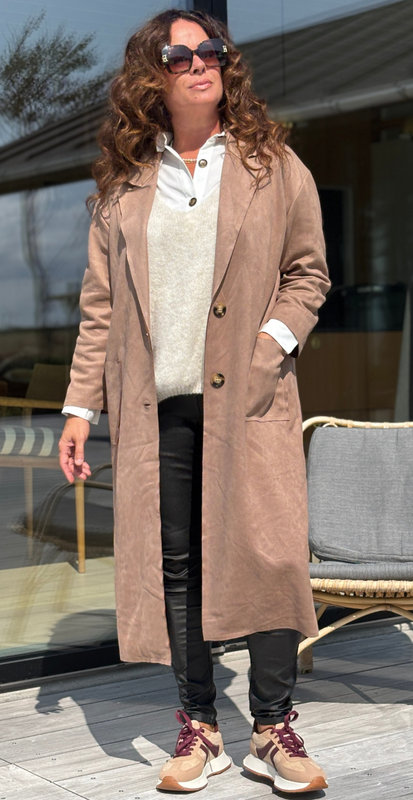 Ingrid – Lang Frakke i Elegant Ruskindslook