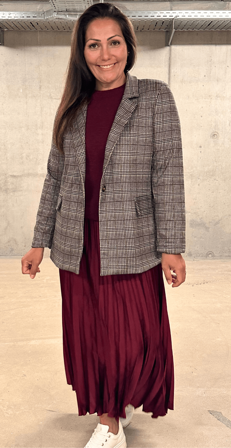Karla – Ternet Blazer i Klassisk Snit