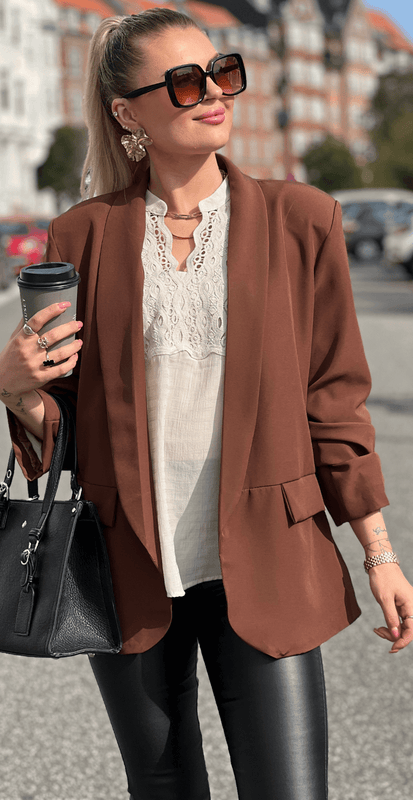 Amalie – Let Sort Blazer med Afslappet Pasform