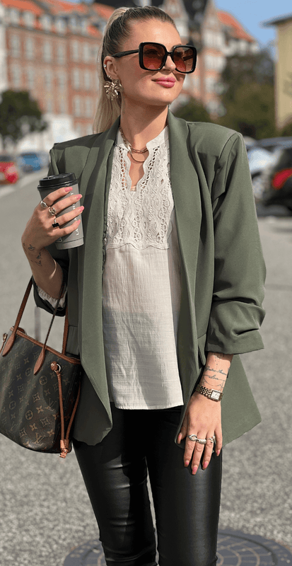 Amalie – Let Sort Blazer med Afslappet Pasform