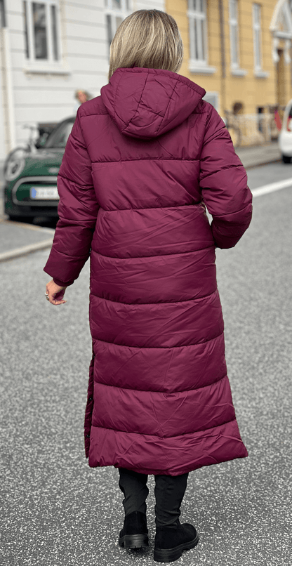 Liv – Lang Vinrød Vinterfrakke