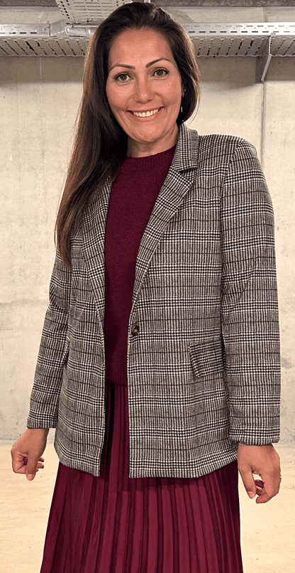 Karla – Ternet Blazer i Klassisk Snit