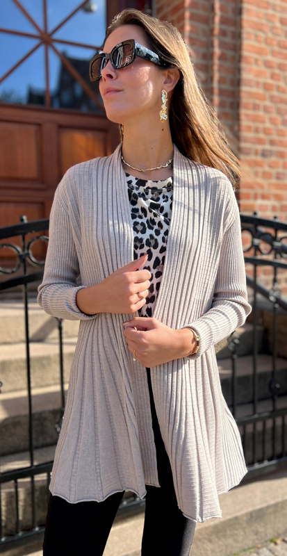 Liv – Let, ribstrikket cardigan