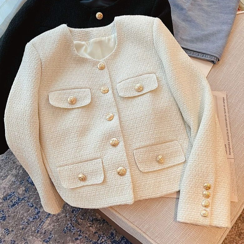 Amalie – Elegant Kort Blazer med Guldknapper