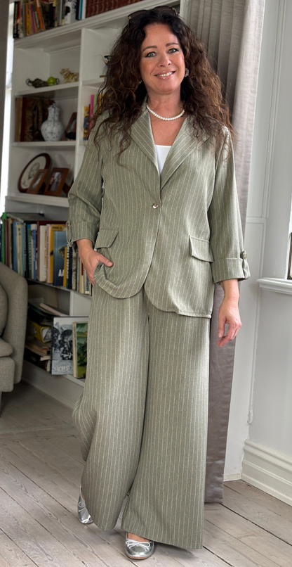 Solveig – Elegant Stribet Sæt