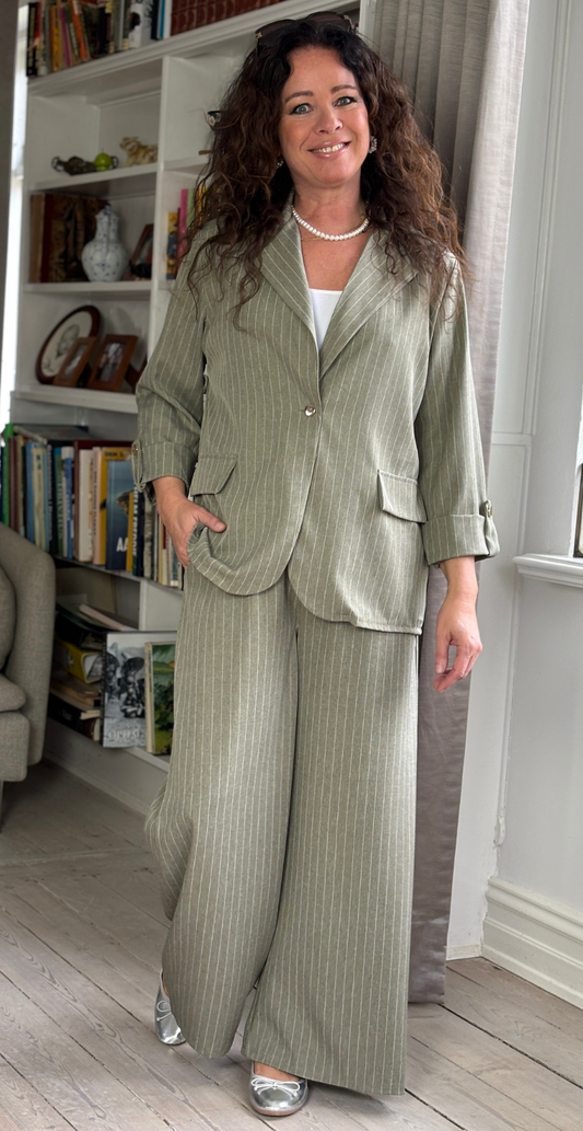 Solveig – Elegant Stribet Sæt