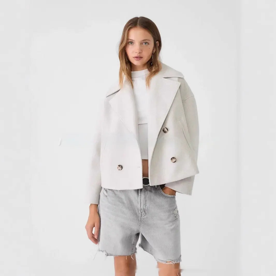 Alma – Kort Uldjakke med Tidløs Silhuet